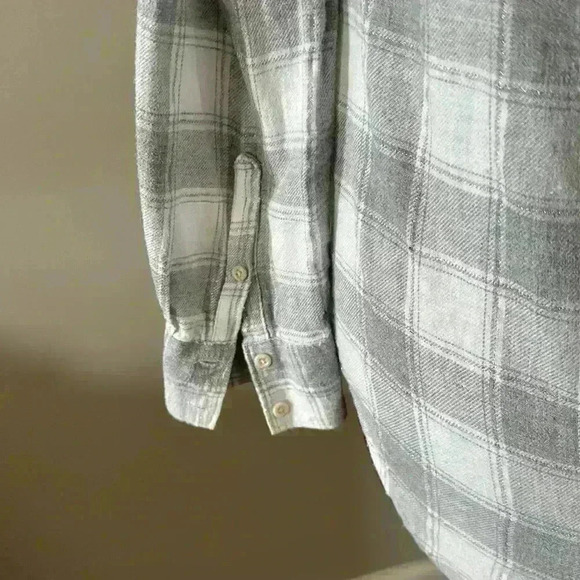 Slightly used plaid shirt - Picture 6 of 6